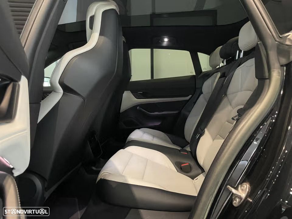 Porsche Taycan Cross Turismo 4 - 32