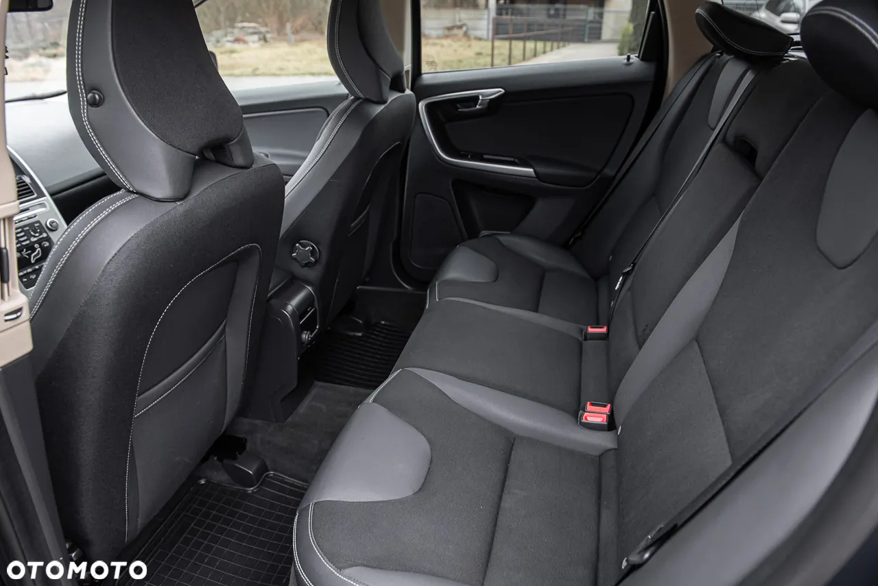 Volvo XC 60 2.4D AWD RDesign - 22