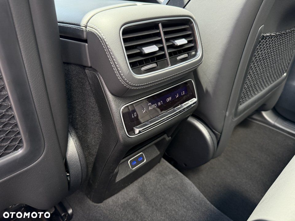 Mercedes-Benz GLS - 12