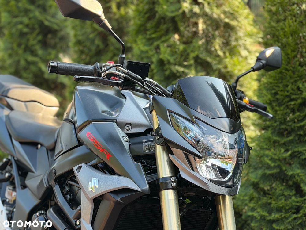 Suzuki GSR - 11