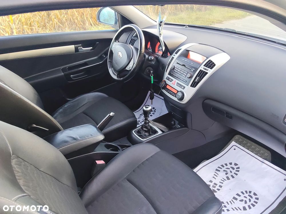 Kia Ceed - 33