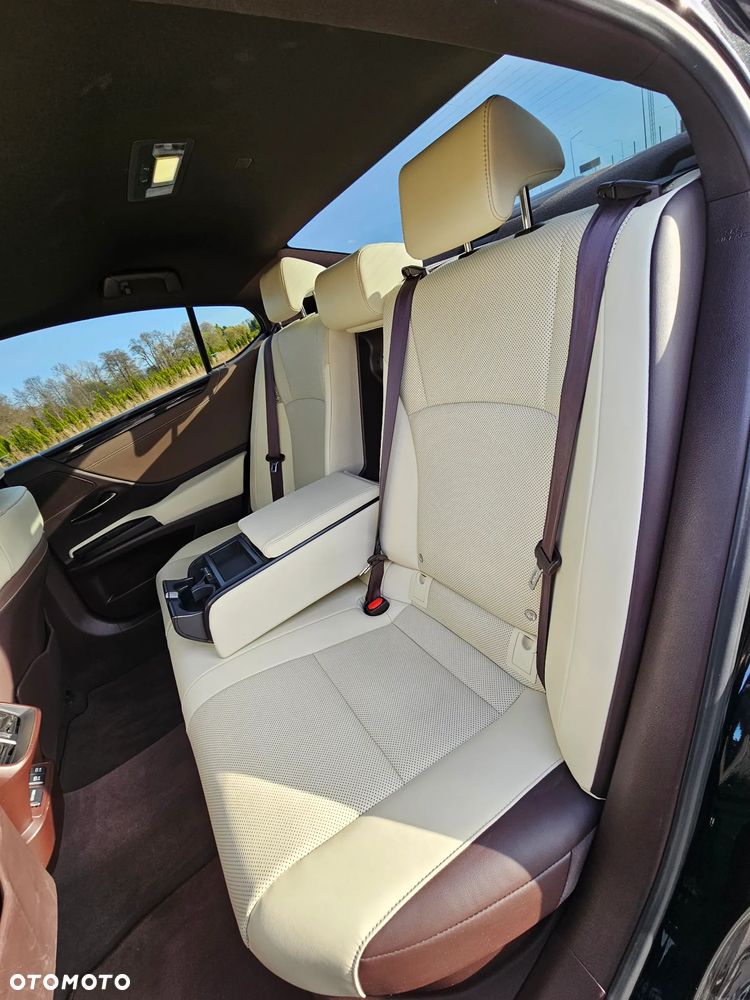 Lexus ES 300h Business Edition + - 17