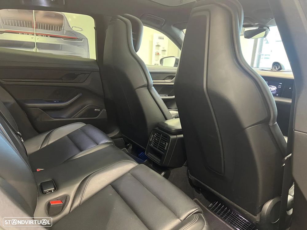 Porsche Taycan Cross Turismo 4 - 32