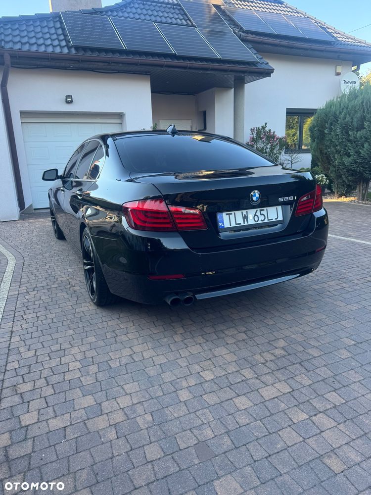 BMW Seria 5 528i xDrive - 16