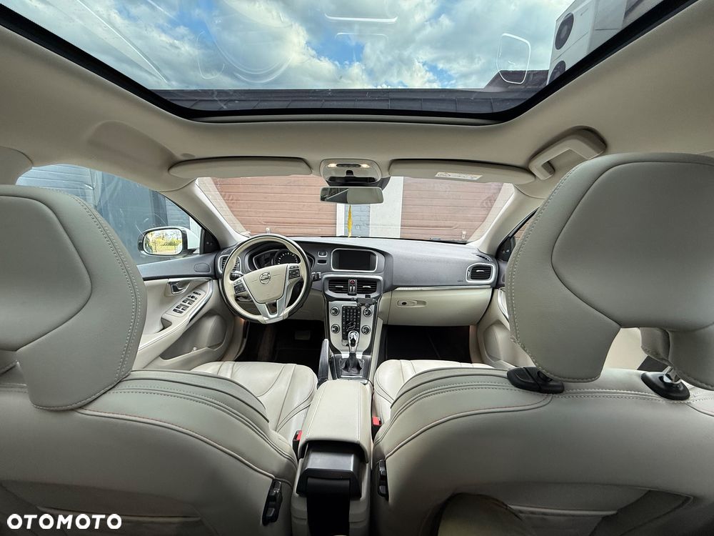 Volvo V40 Cross Country T4 Drive-E Ocean Race - 11