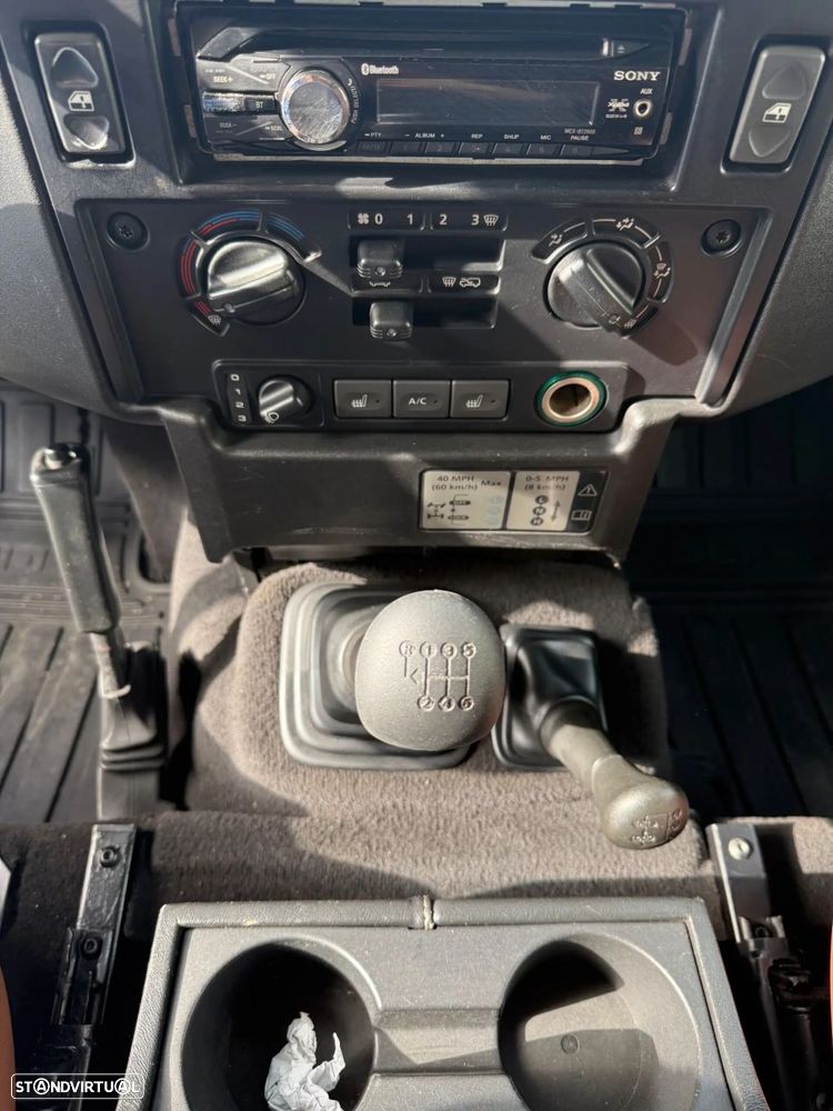 Land Rover Defender - 12