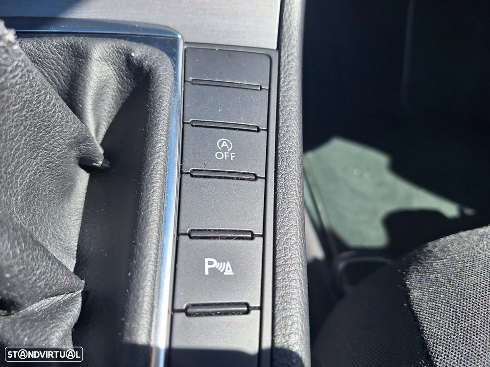 VW Passat Variant 1.6 TDI Edition Con.BM - 25