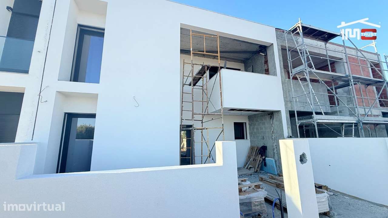 Moradia T3, 2 Pisos, Logradouro, 2 Suites, Coz. Equipada, 3 WCs - B... - Grande imagem: 4/39