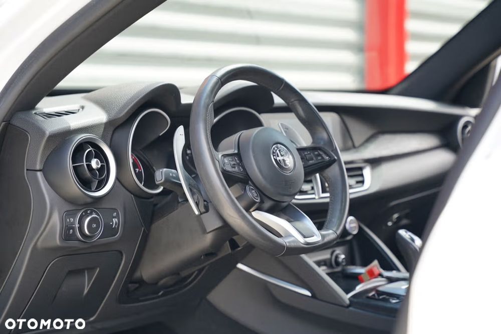 Alfa Romeo Stelvio - 8