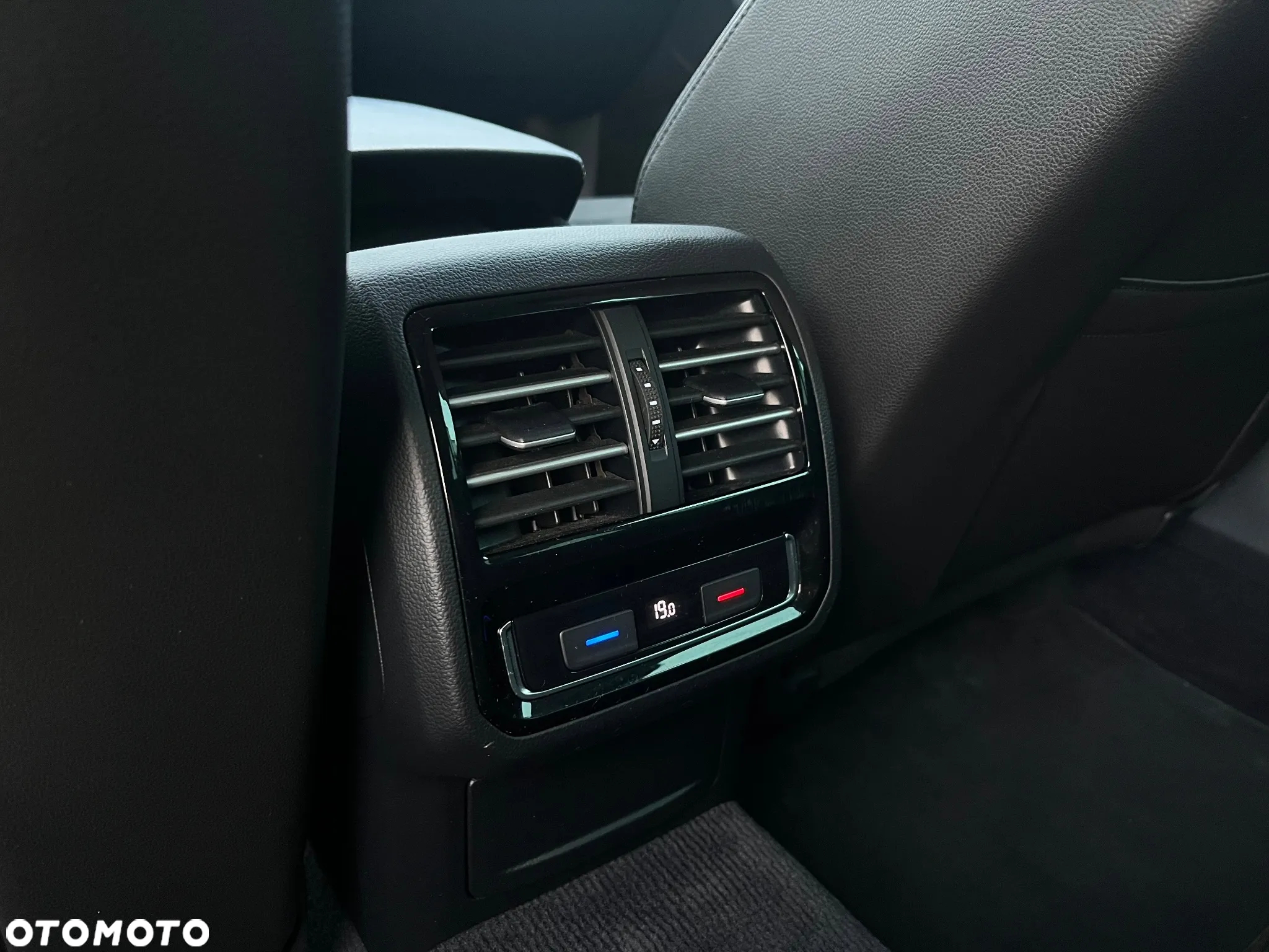 Volkswagen Passat Variant 2.0 TDI SCR 4Motion DSG Highline - 11