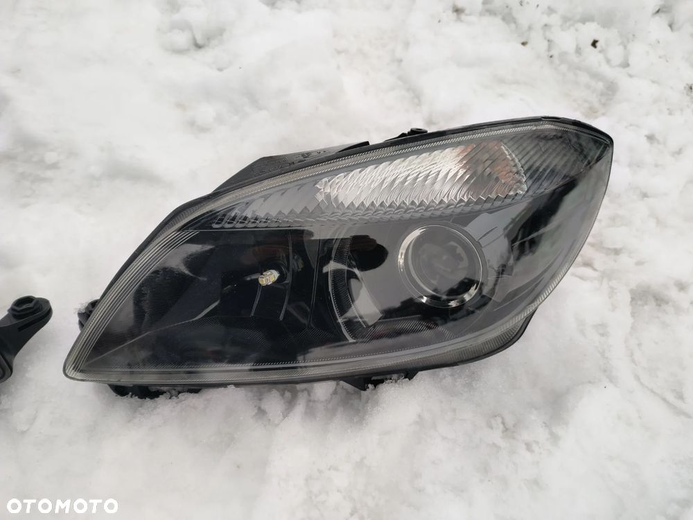 Skoda Fabia 2 Lift roomster Lampa przód przednia prawa lewa soczewka - 3
