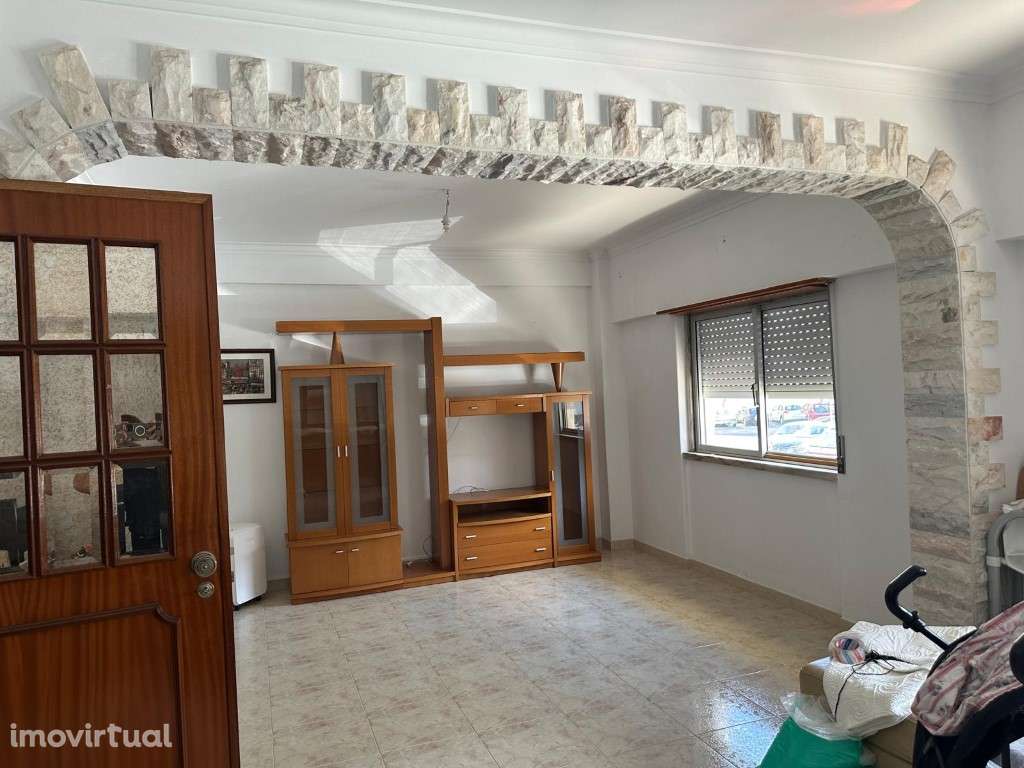 T2 com box para 2 carros e arrecadação no sótão | Casal de São Brás - Grande imagem: 3/30