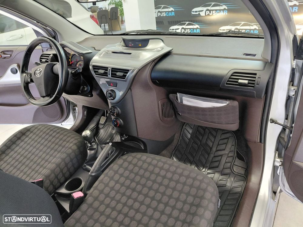 Toyota iQ 1.0 VVT-i - 14