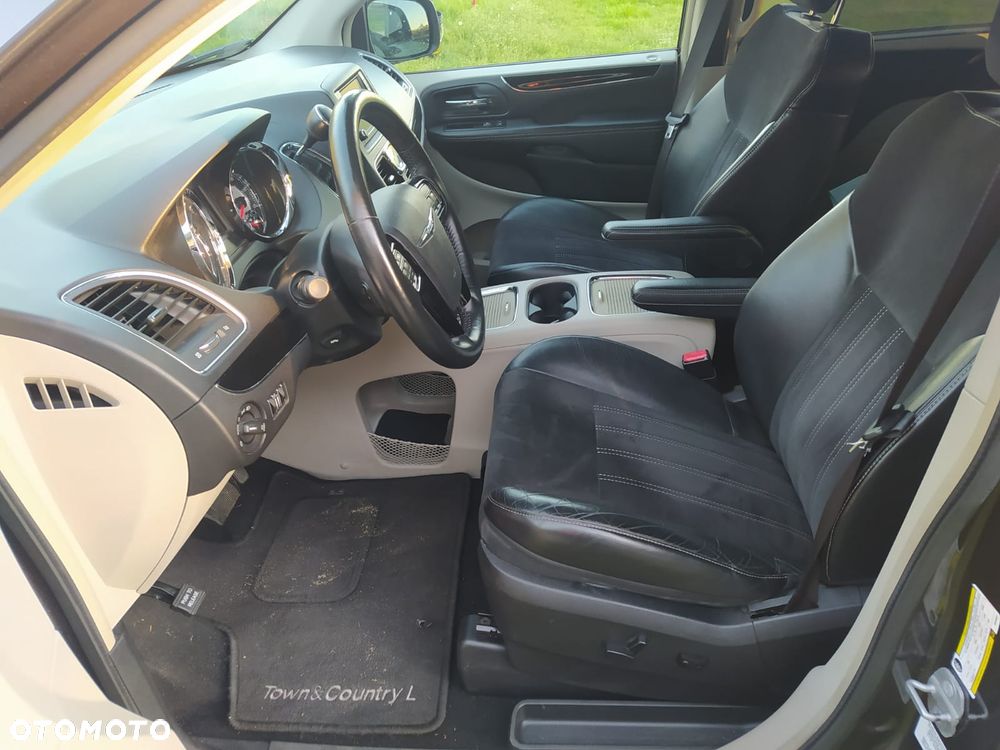 Chrysler Town & Country 3.6 Limited - 27