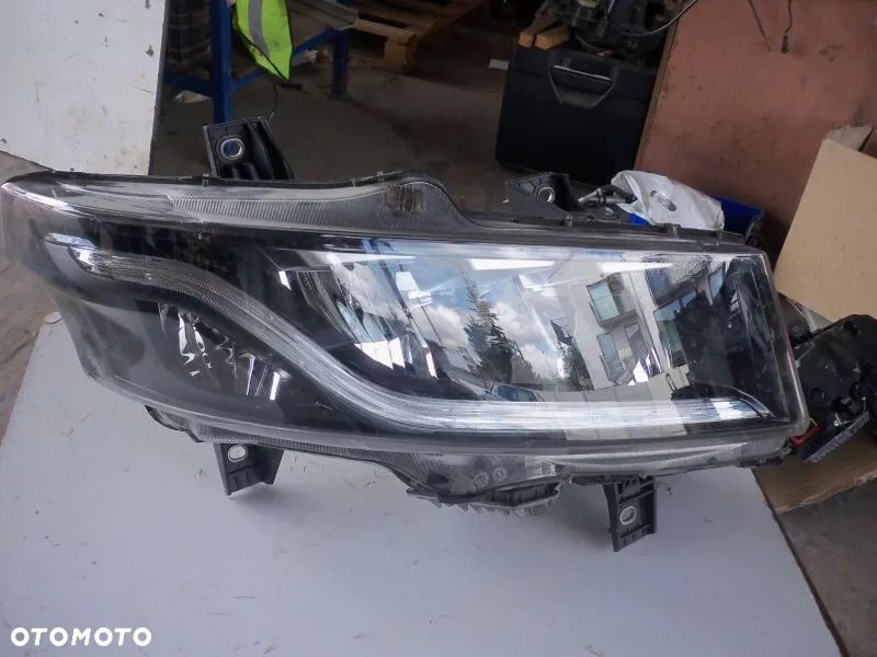 Iveco S-Way lampa przednia prawa H7 - 1