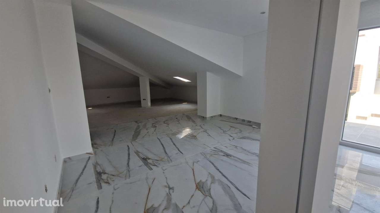 Apartamento T3 1ºandar - A , com garagem e parqueamento. - Grande imagem: 4/39