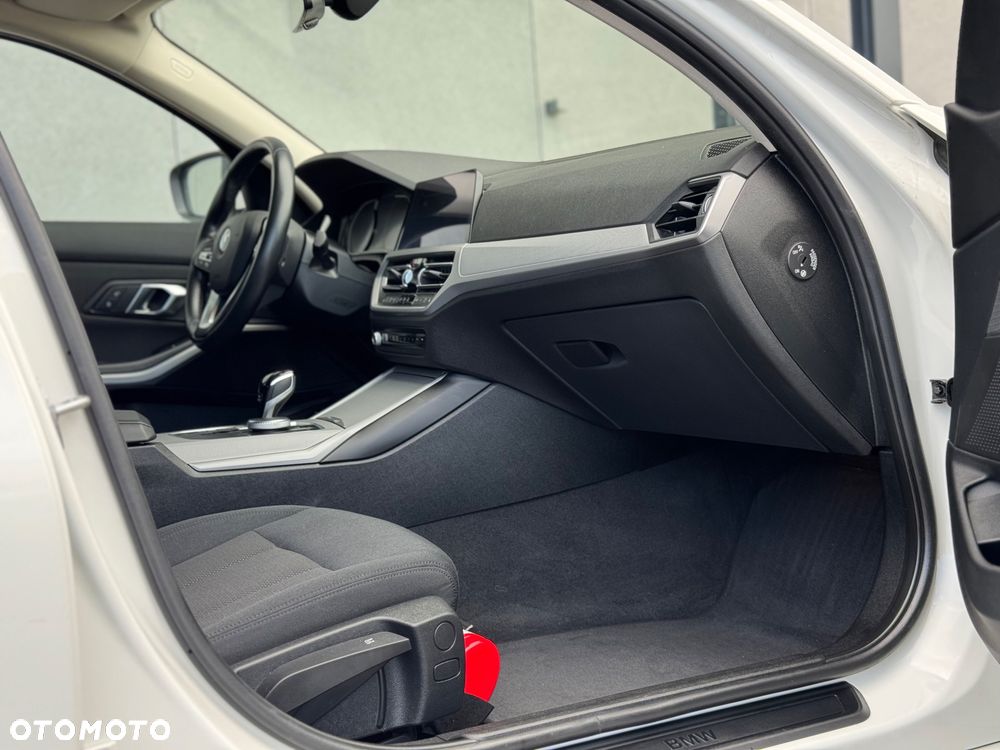 BMW Seria 3 318d mHEV - 37