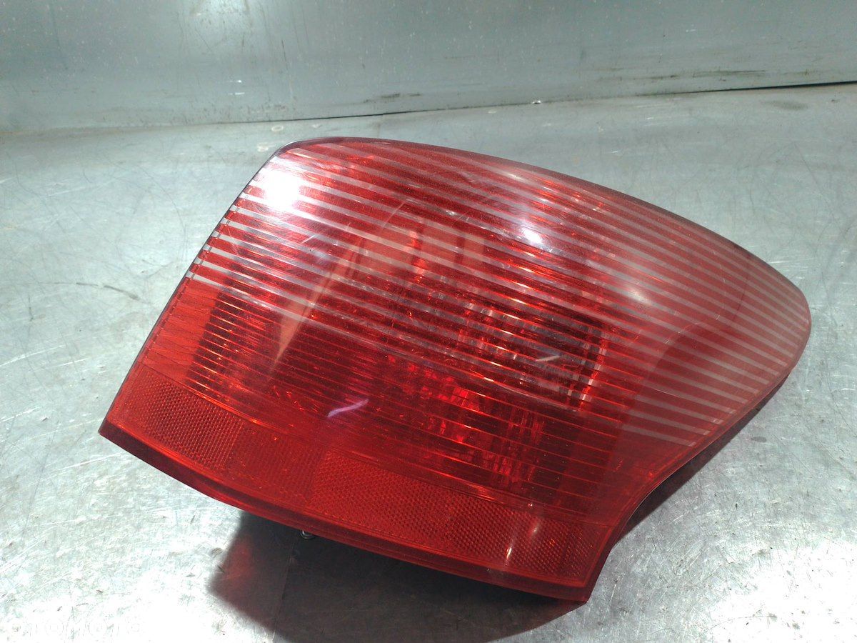 LAMPA TYLNA PRAWA PEUGEOT 407 SW 2.0 HDI KOMBI - 1