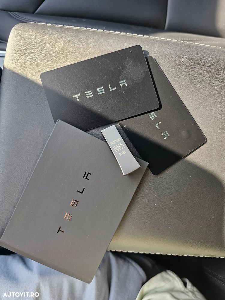Tesla Model Y Long Range Dual Motor AWD - 31