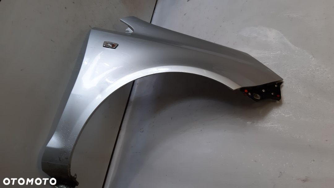* BŁOTNIK PRZÓD PRZEDNI PRAWY OPEL CORSA D Z157 SREBRNY POSIADA LEKKIE WGNIECENIE - 2