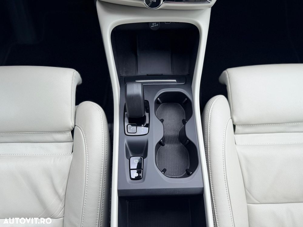 Volvo XC 40 B4 B AWD DKG Momentum Pro - 12