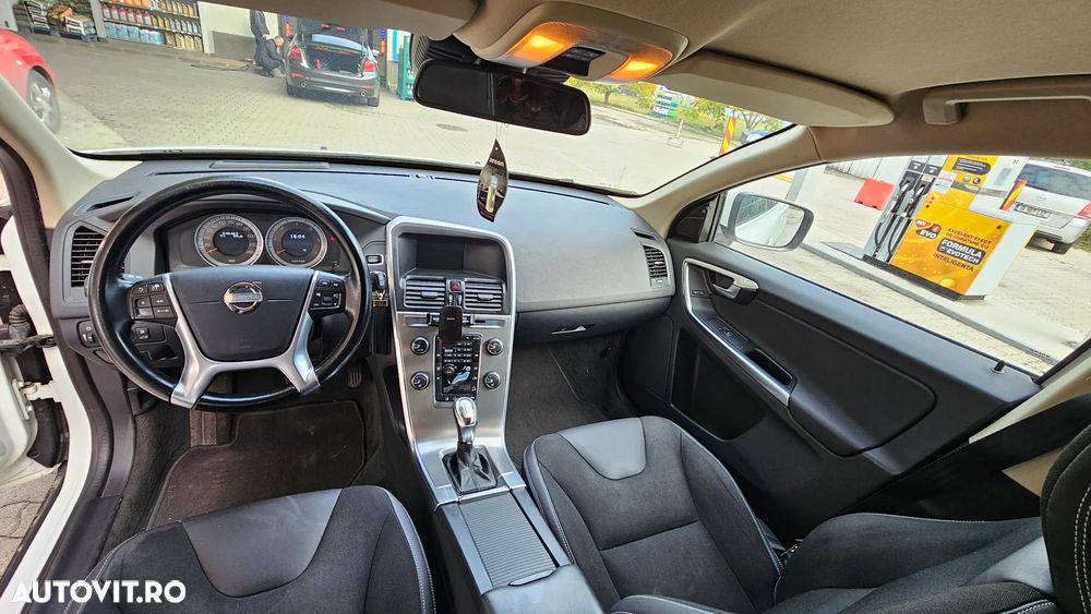 Volvo XC 60 D5 AWD Geartronic Momentum - 26