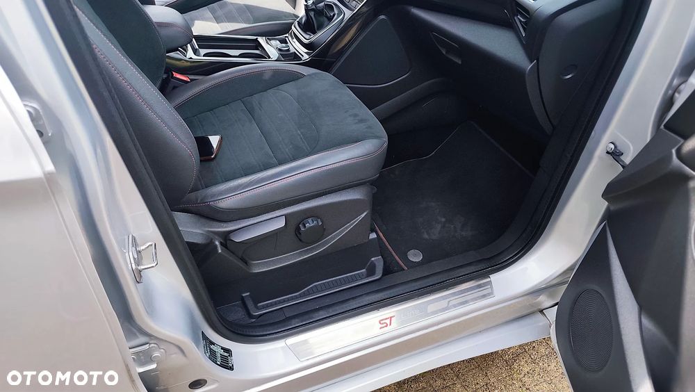 Ford Kuga 1.5 EcoBoost 2x4 ST-Line - 28