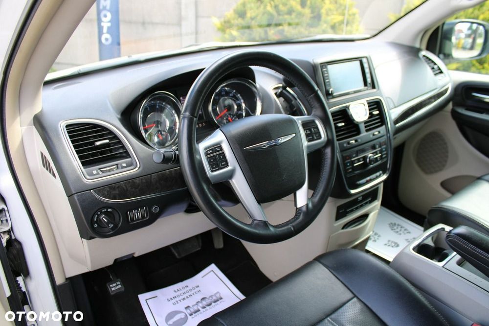 Chrysler Town & Country - 18