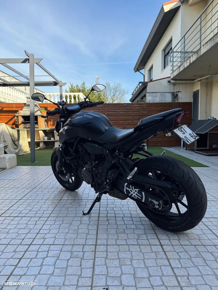Yamaha MT-07 naked - 10