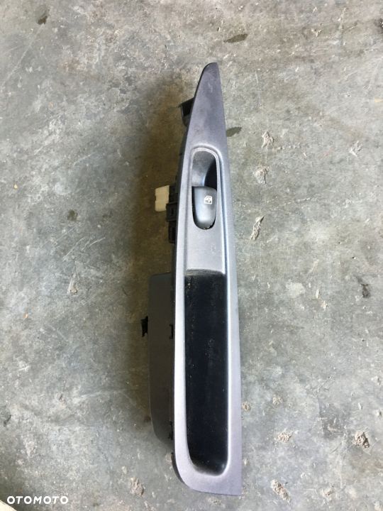 Qashqai J11 przełącznik panel szyb prawy tył - 1