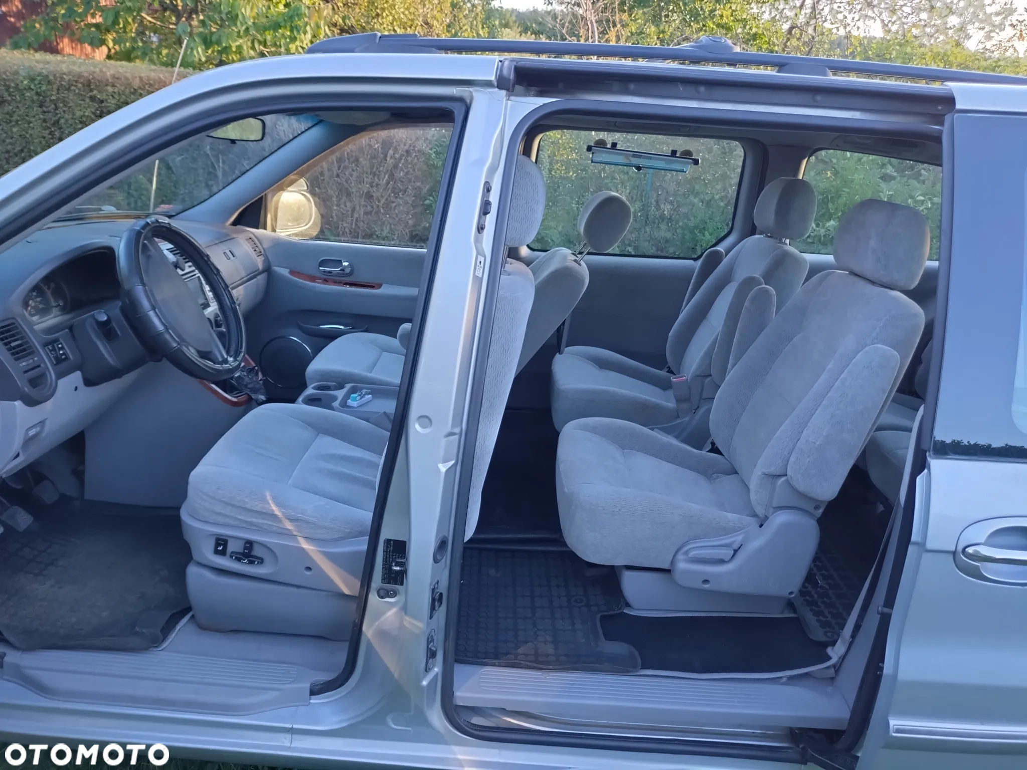 Kia Carnival - 12