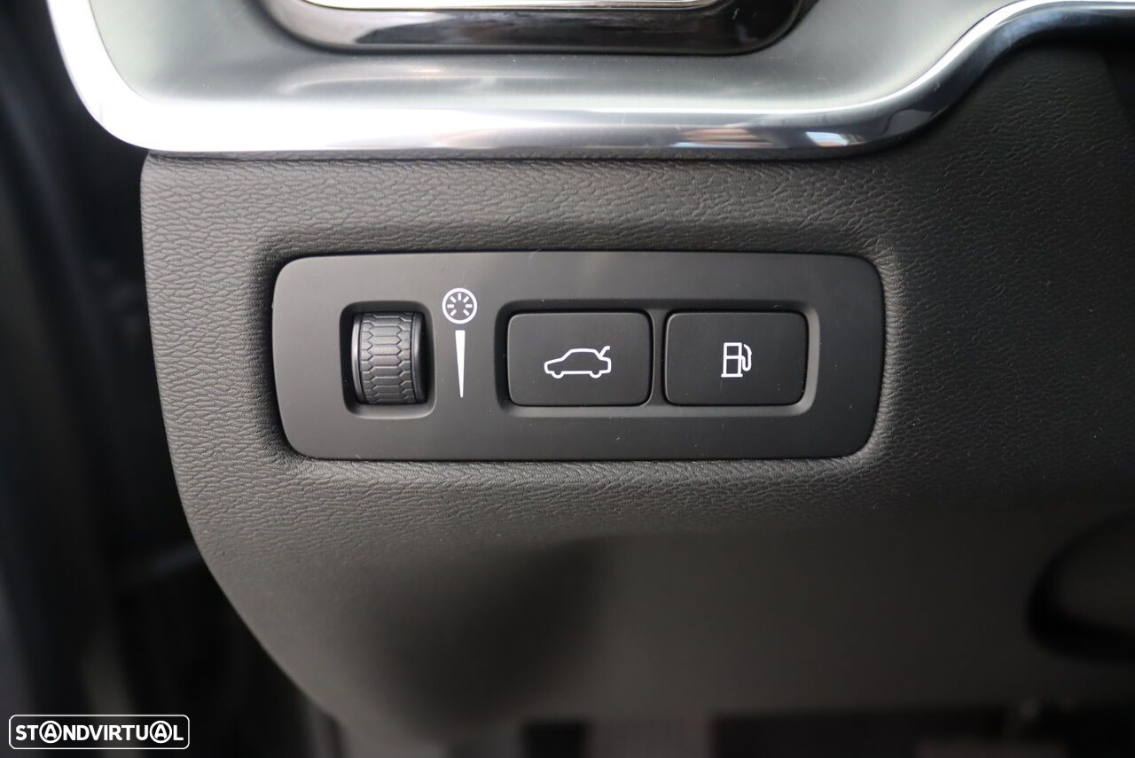 Volvo XC 60 2.0 T8 PHEV Momentum Plus AWD - 18