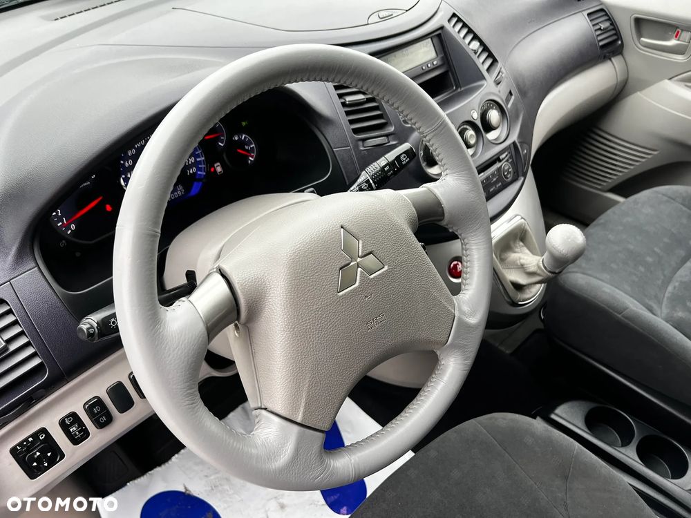Mitsubishi Grandis 2.4 Intense - 13