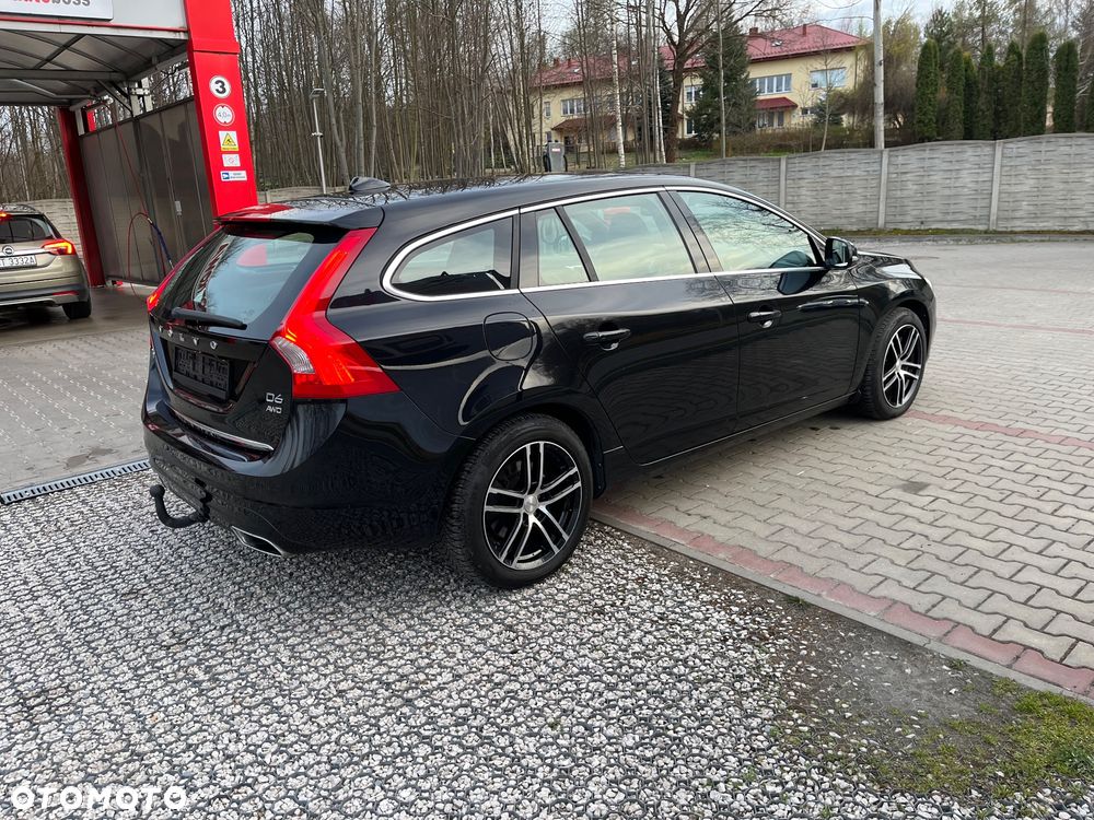 Volvo V60 D6 AWD Plug-in Hybrid R-Design Summum - 4