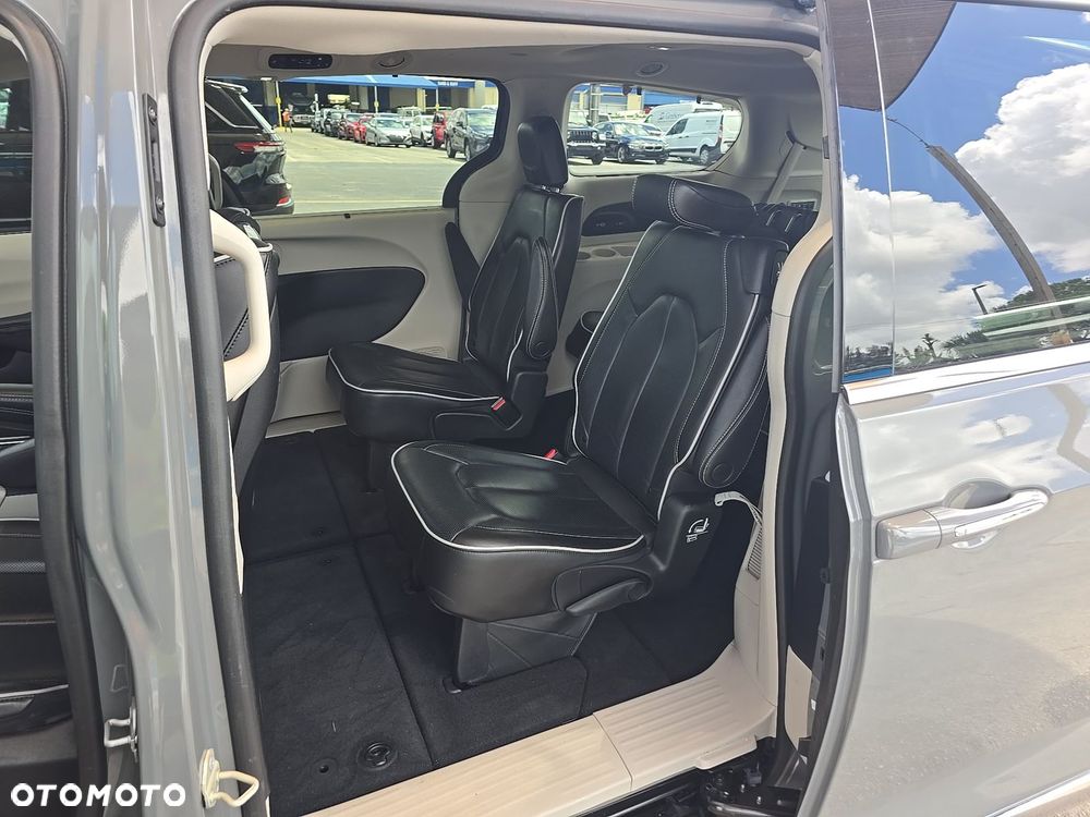 Chrysler Pacifica - 12