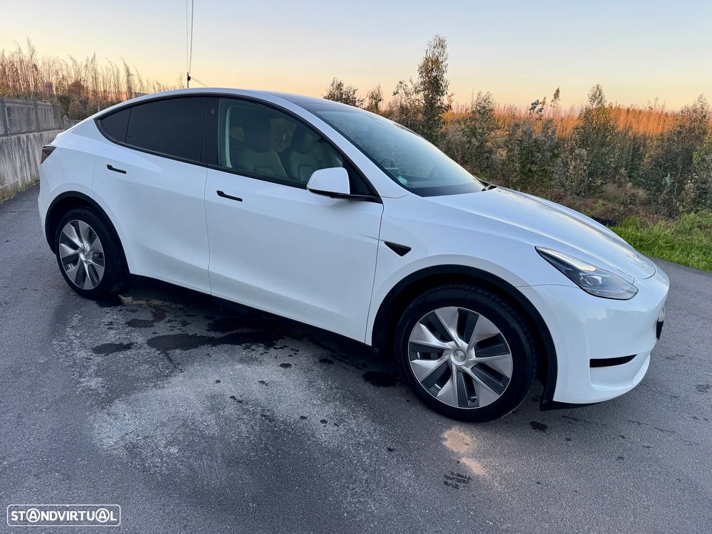 Tesla Model Y - 3