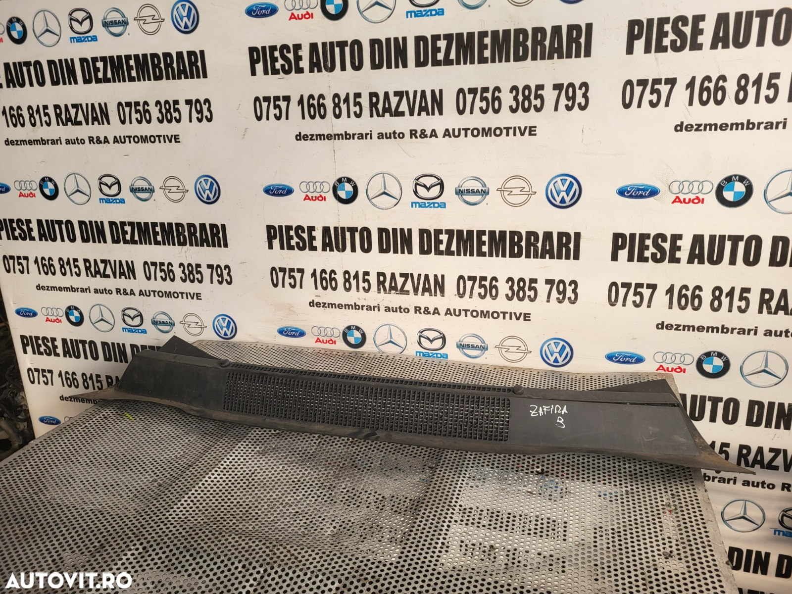 Grila Stergatoare Opel Zafira B Dezmembrez Opel Zafira B 1.7 Cdti Euro 5 Motor A17DTR Cutie M32 - 2