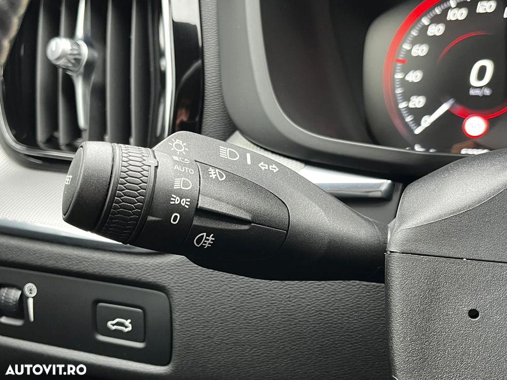Volvo XC 60 B4 MHEV AT8 FWD R-Design - 18