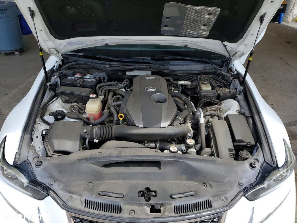Lexus IS - 10