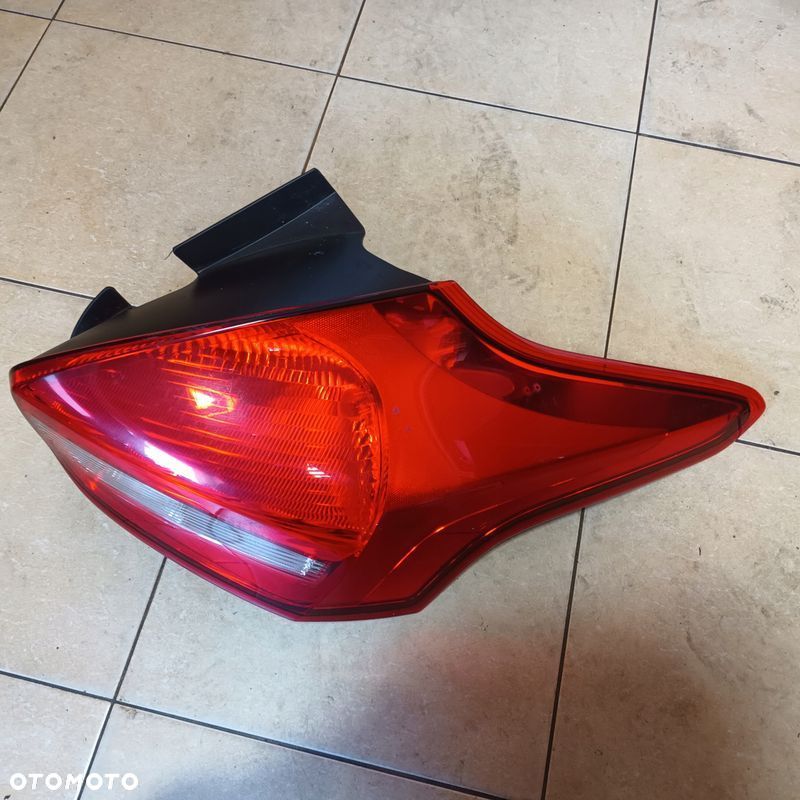 FORD FOCUS MK3 LIFT HB LAMPA TYŁ PRAWA - 1