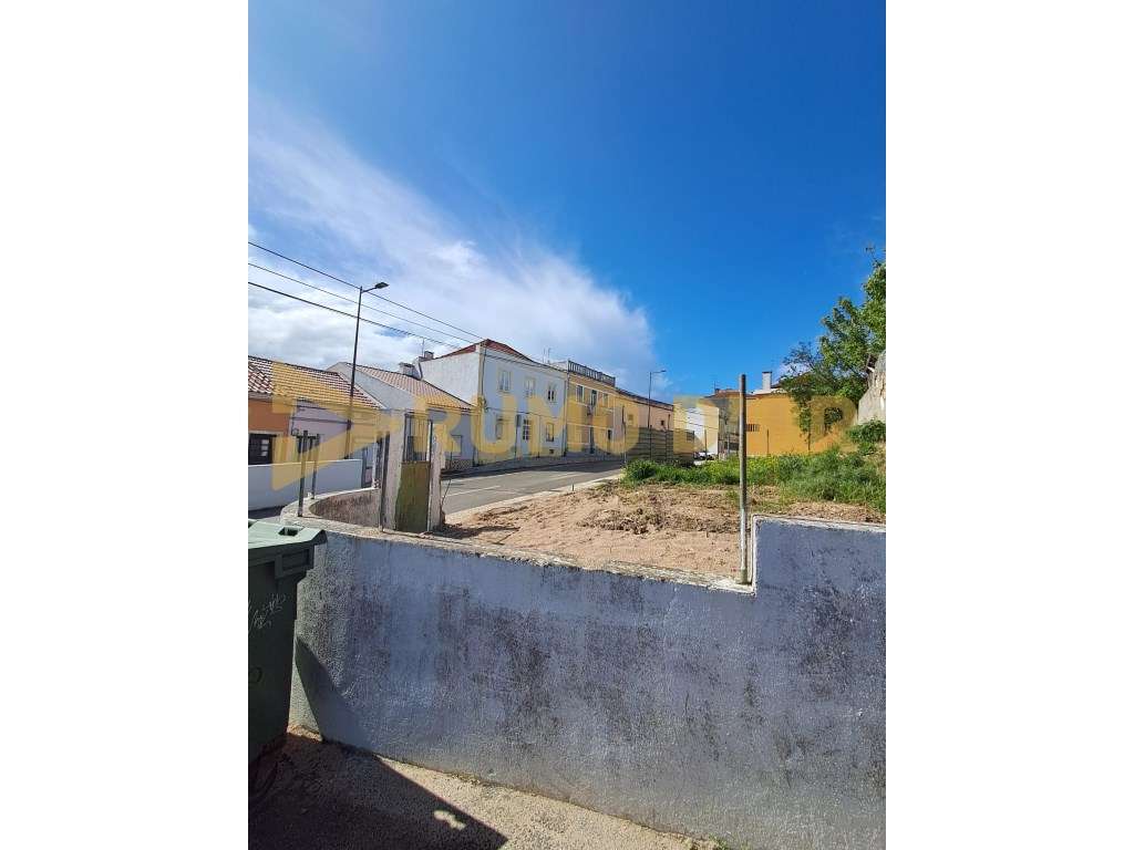 T2 com logradouro para remodelar- Zona GNR - Grande imagem: 2/16