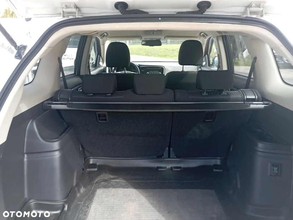 Mitsubishi Outlander 2.0 Invite + 2WD - 16