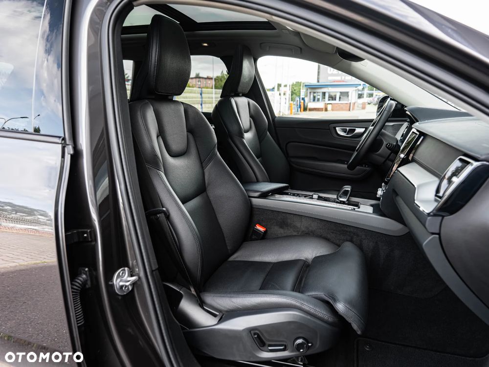Volvo XC 60 T6 Plug-In Hybrid AWD R-Design - 25