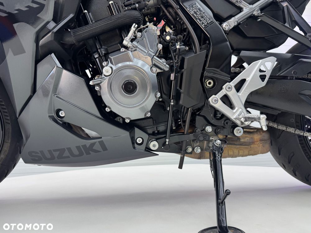 Suzuki GSX - 33