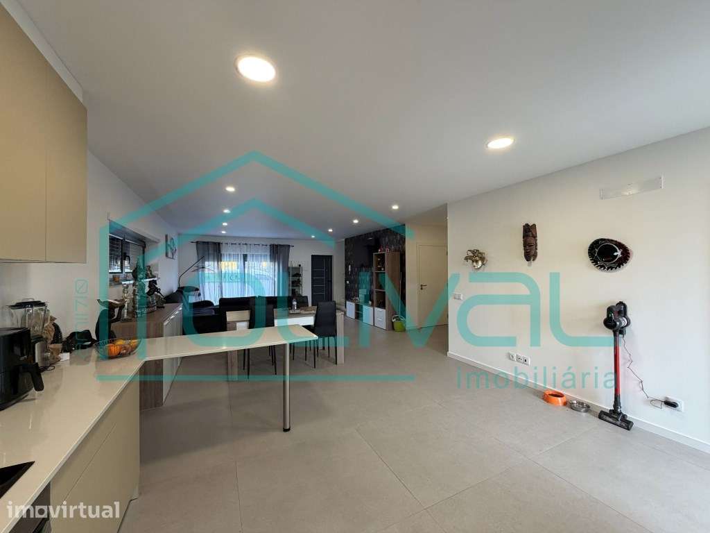 Moradia de Rês do Chão e primeiro andar com garagem na Cave e Logra... - Grande imagem: 4/49