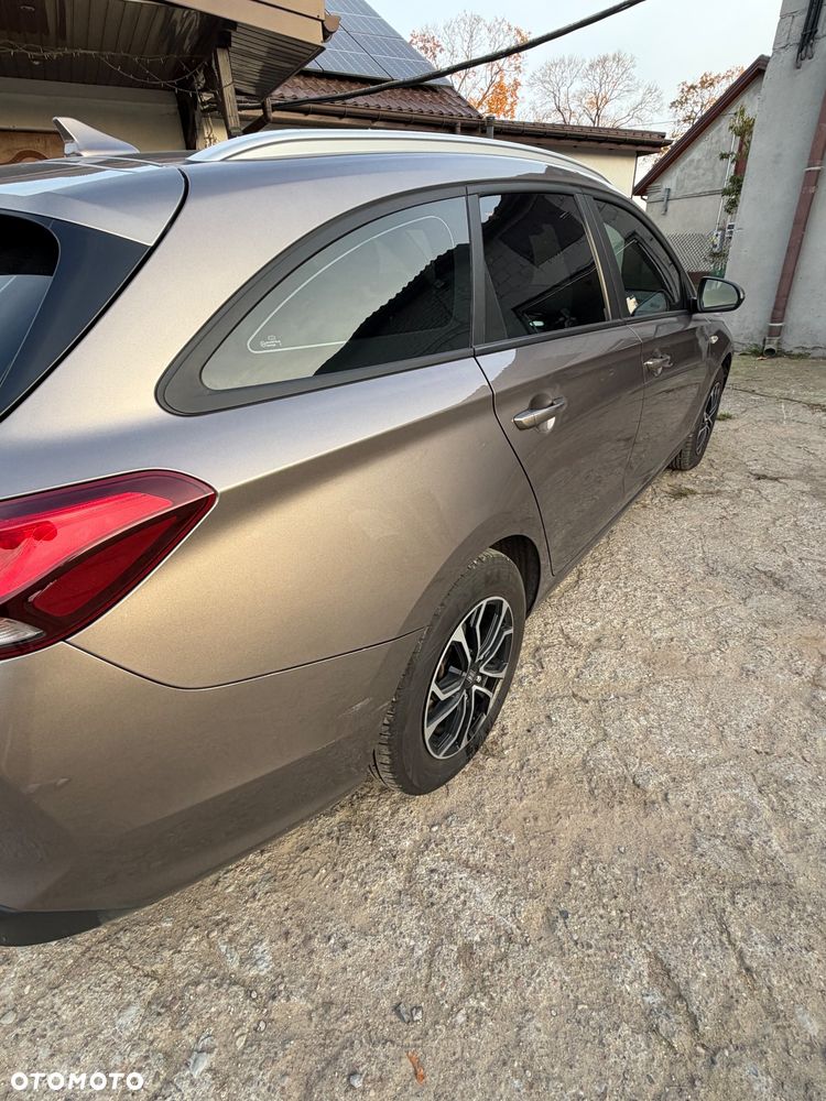 Hyundai i30 1.6 D Classic + - 12