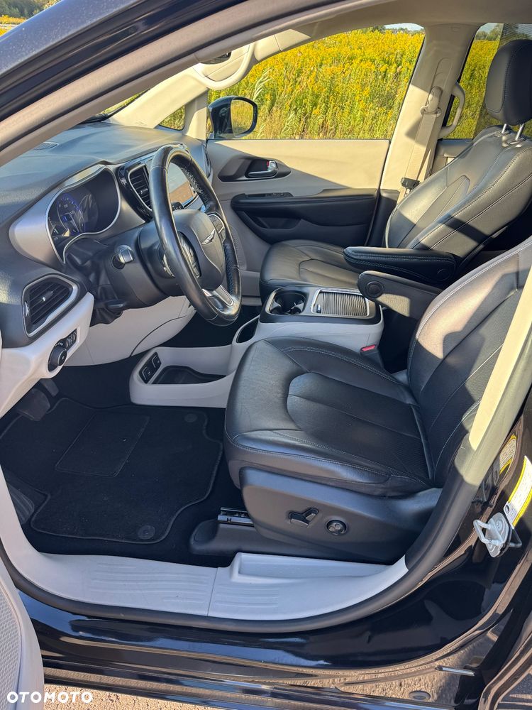 Chrysler Pacifica - 8