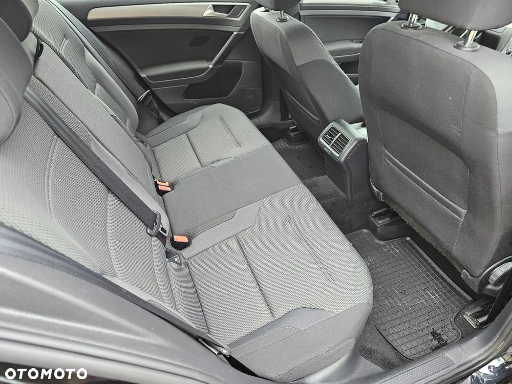 Volkswagen Golf - 10