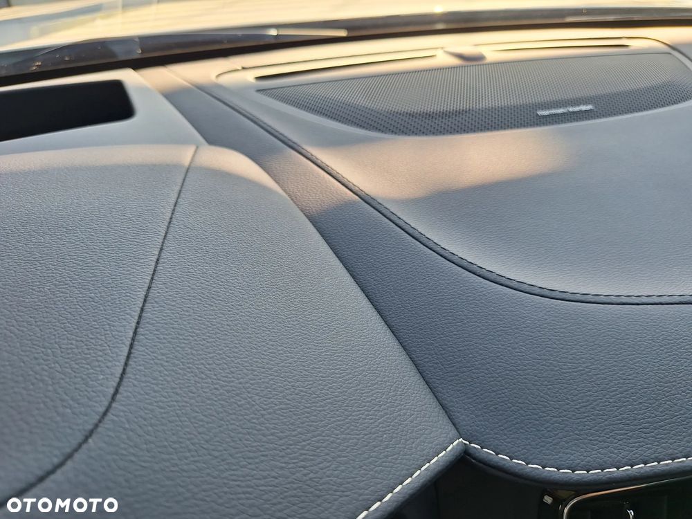 Volvo V90 T8 AWD Plug-In Hybrid R-Design - 31