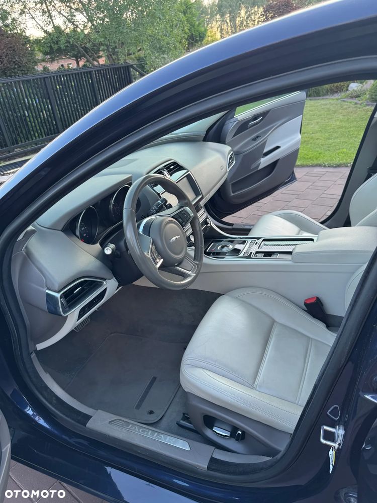Jaguar XE 2.0 T Prestige - 8